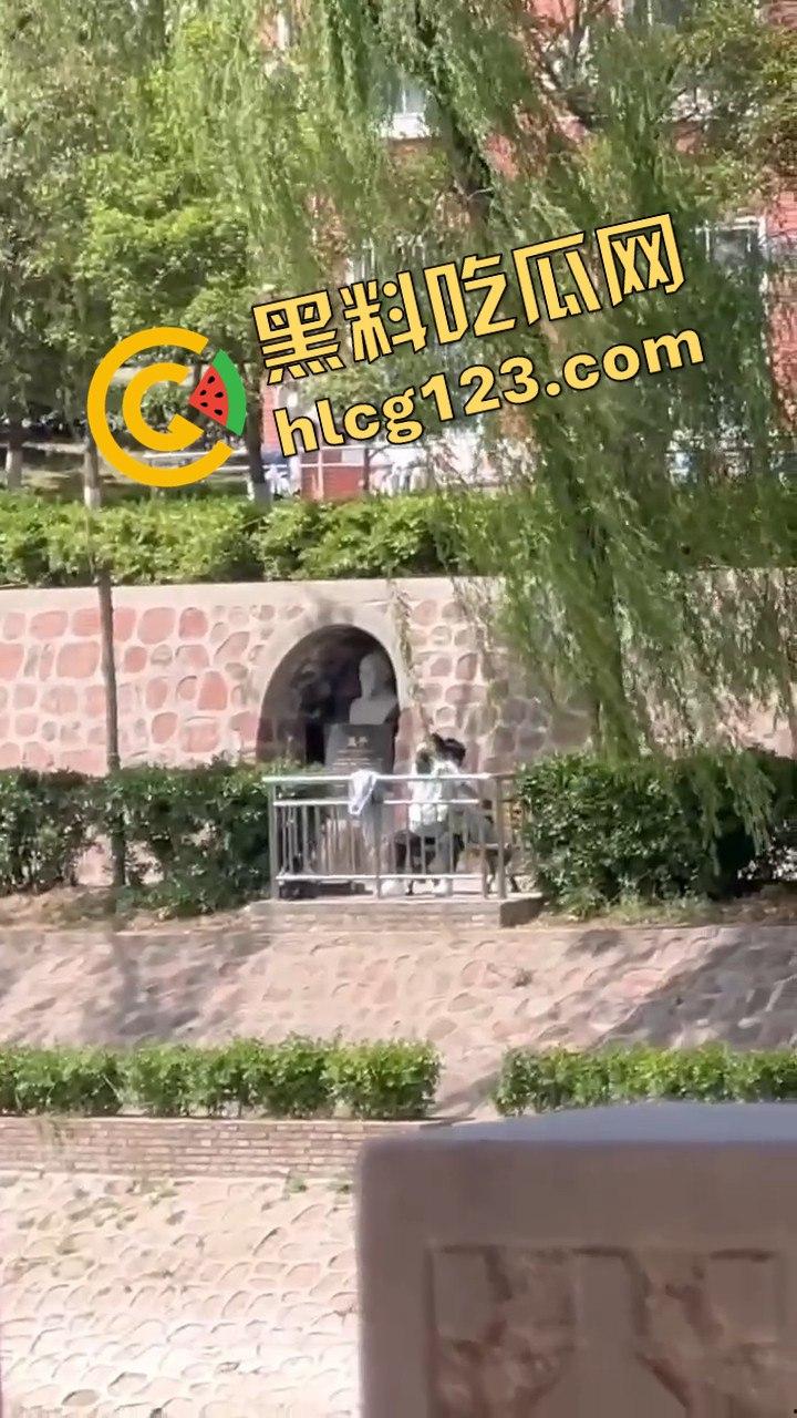 湖边风光无限好，男女干脆现场激情开战！狗仔哥们拍得专业，远景特写全到位！-7