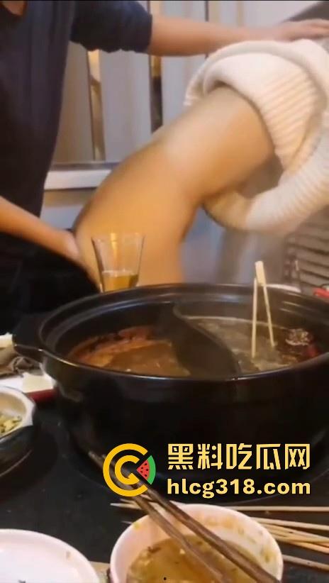 吃火锅吃到一半怎么说喷水就喷水啊！色情男女边吃火锅边抠穴，淫水横飞四溅，还是城里人会玩！-7