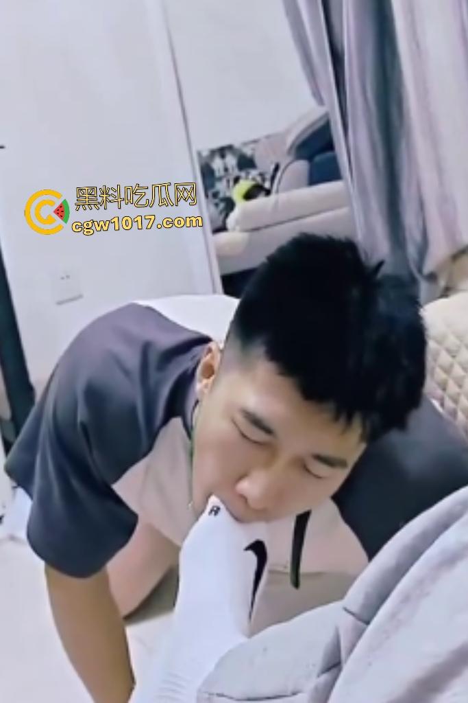 Gay公狗酒店被调教，狗链拴地爬行，还被尿身上虐蛋蛋，狠狠地舔脚吃口水，比女人还骚的反差贱狗！-7