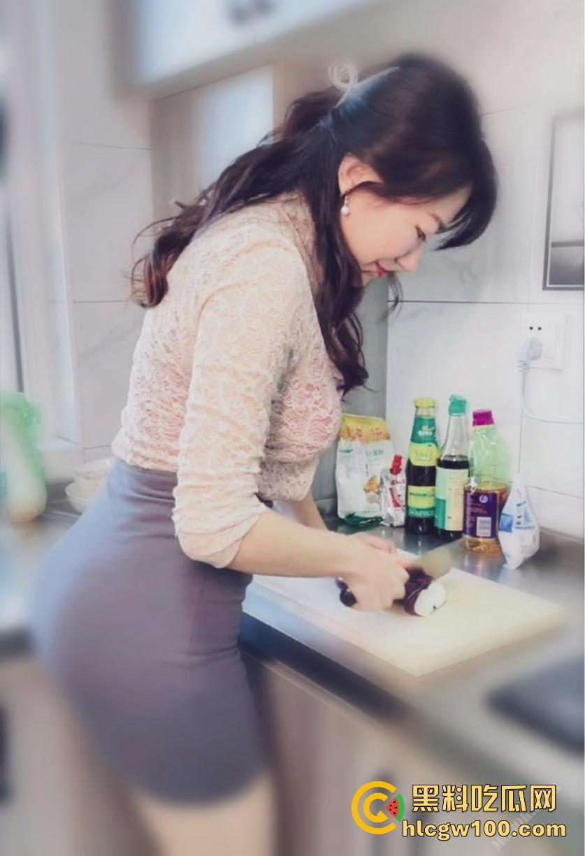 偷情大神大胆上线神操作，专约良家寂寞妇女，老公出差忙家中狂草喊爸爸实拍流出，对话骚到耳朵软！-1