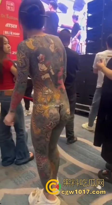 好女孩全覆盖 ？全身纹满阴唇边也是，人体活招牌，看着就有感觉的符文战士，她真的想给我们看全部！-7