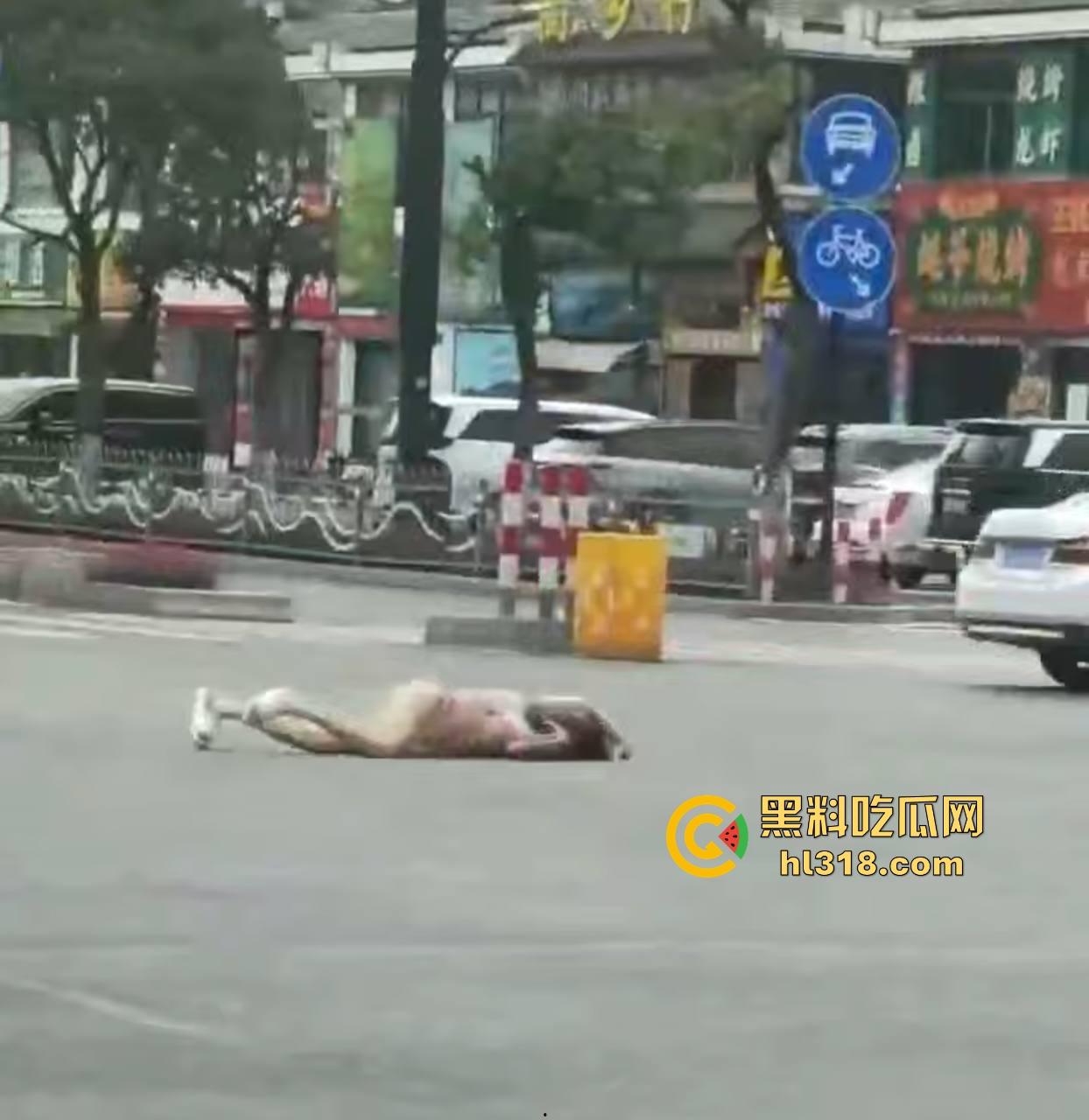 纹身美女十字路口爬行游街，全程母狗式爬行，迷迷糊糊躺在路口中央发骚，这是主人任务还是吸大啦！-8