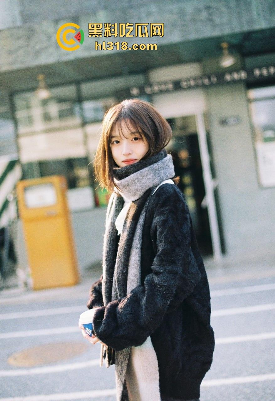 韩国街头情侣偷拍,公共场合激情接吻,妹子身材妖娆性感,边亲边摸奶子，小穴里淫水早已泛滥！-1