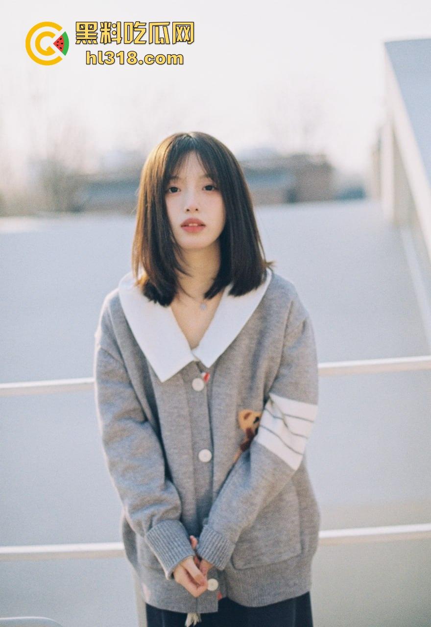 韩国街头情侣偷拍,公共场合激情接吻,妹子身材妖娆性感,边亲边摸奶子，小穴里淫水早已泛滥！-2