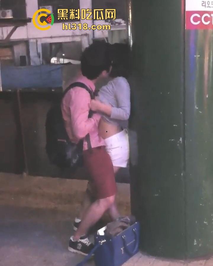 韩国街头情侣偷拍,公共场合激情接吻,妹子身材妖娆性感,边亲边摸奶子，小穴里淫水早已泛滥！-4