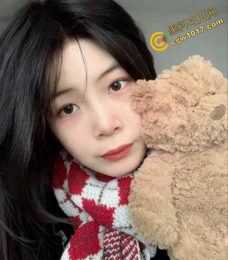 安徽合肥21岁清纯学生妹报复男友，网约激情遇大屌炮友，跪地口交浓精颜射敷脸，淫靡画面刺激至极！-4