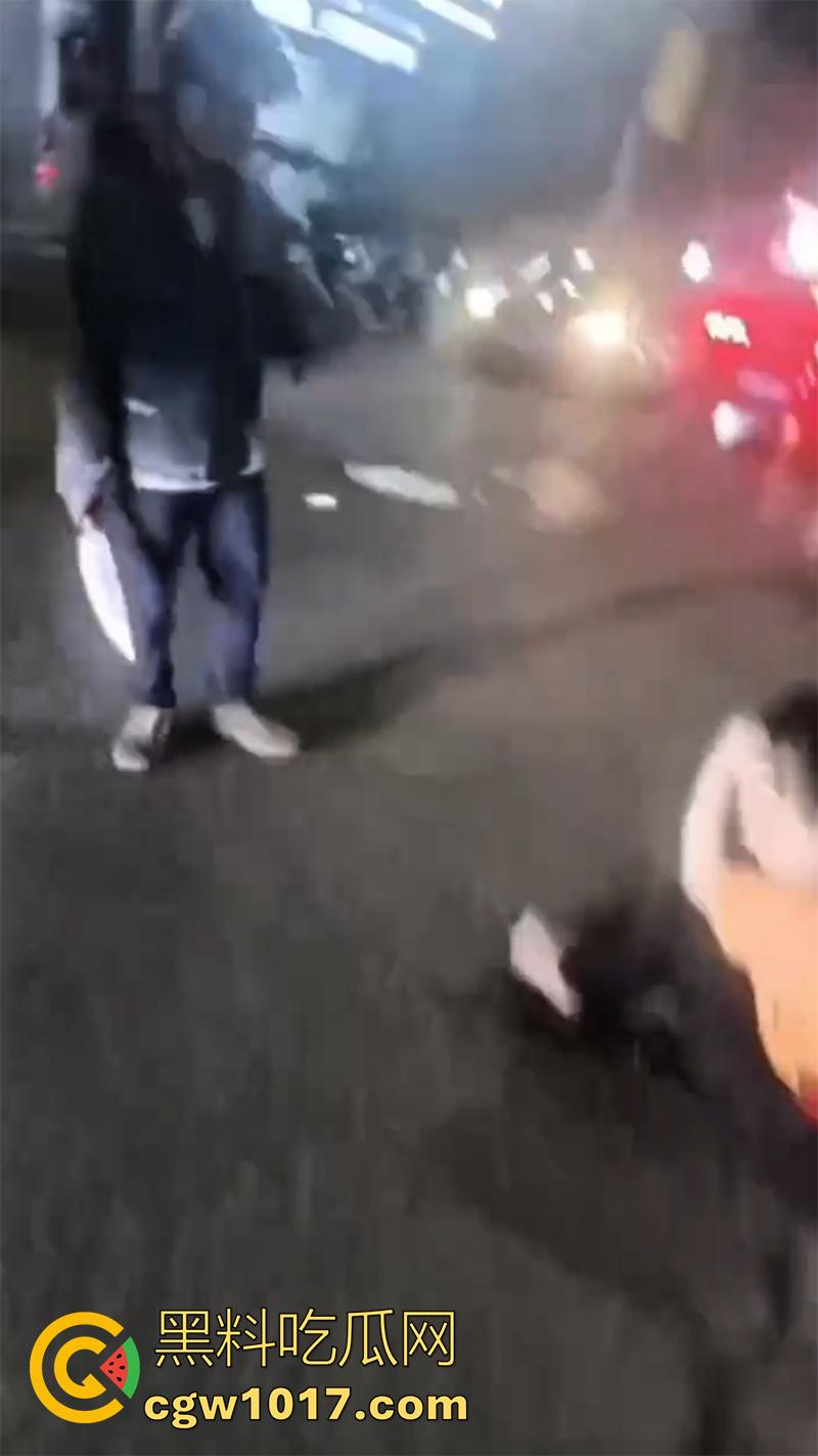 玩别人老婆的代价，男子发现老婆出轨，直接拿出杀猪刀，当街手刃情夫，渣男直接被砍死，老婆也浑身是伤！-2