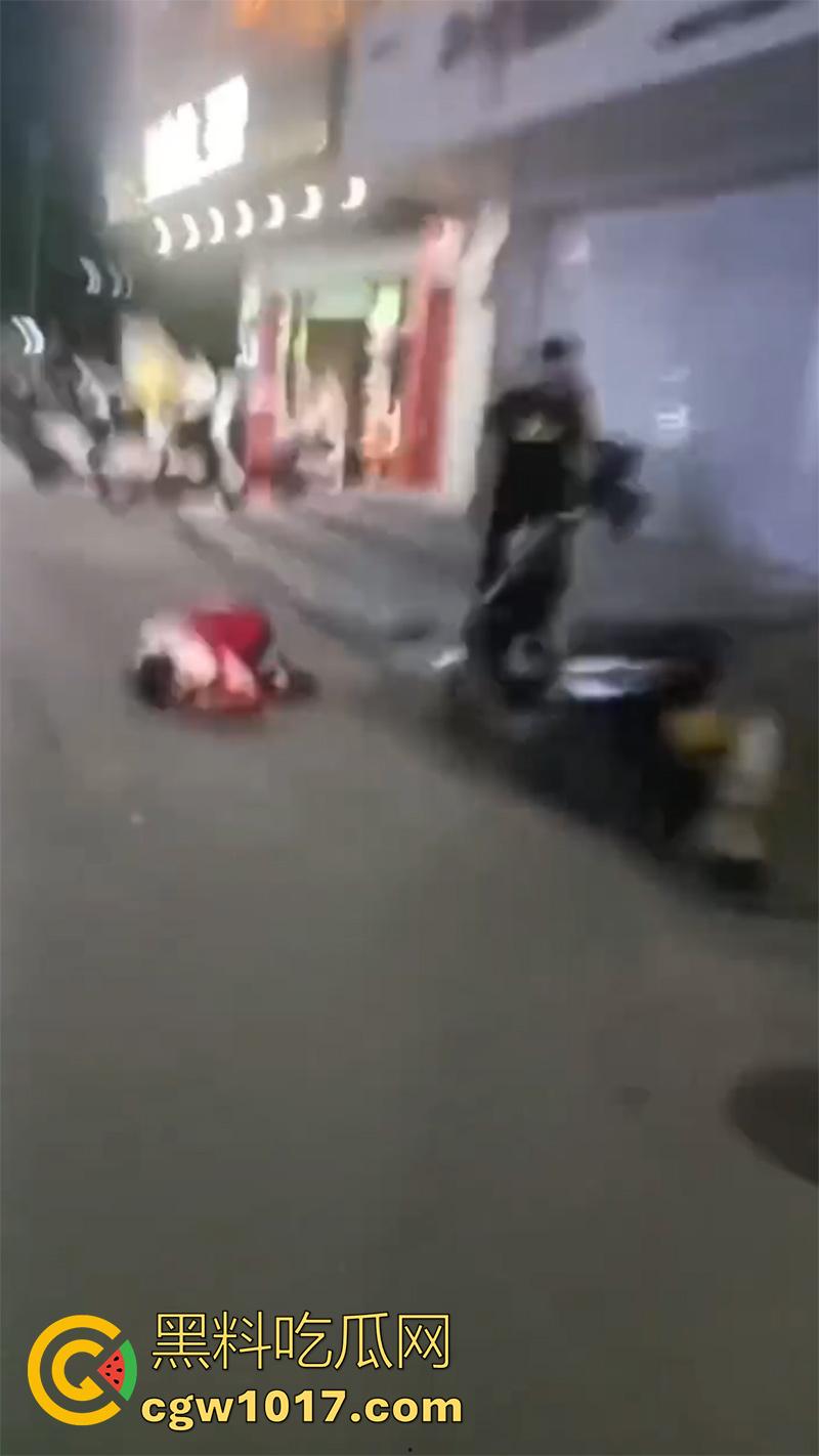 玩别人老婆的代价，男子发现老婆出轨，直接拿出杀猪刀，当街手刃情夫，渣男直接被砍死，老婆也浑身是伤！-3