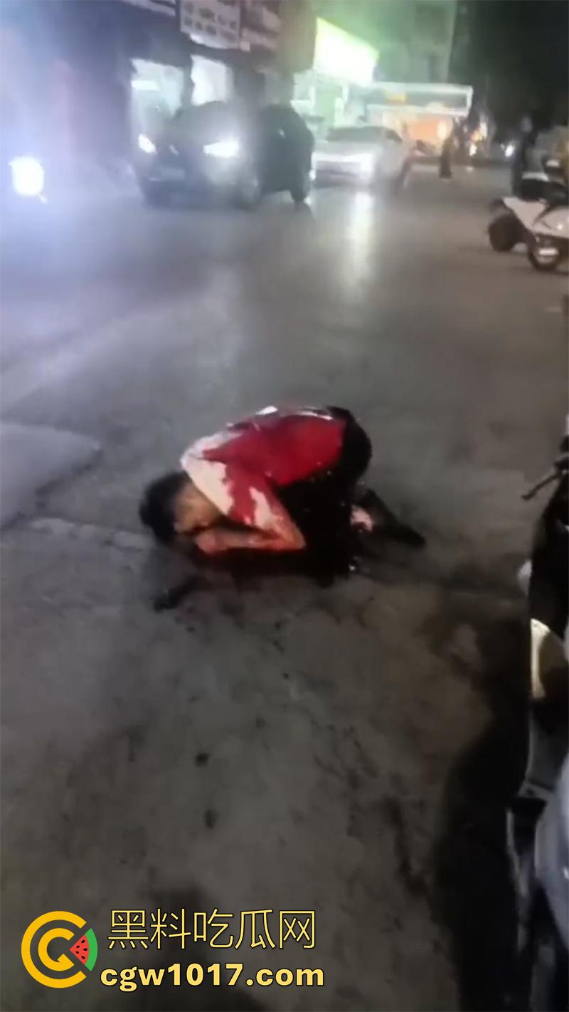 玩别人老婆的代价，男子发现老婆出轨，直接拿出杀猪刀，当街手刃情夫，渣男直接被砍死，老婆也浑身是伤！-4