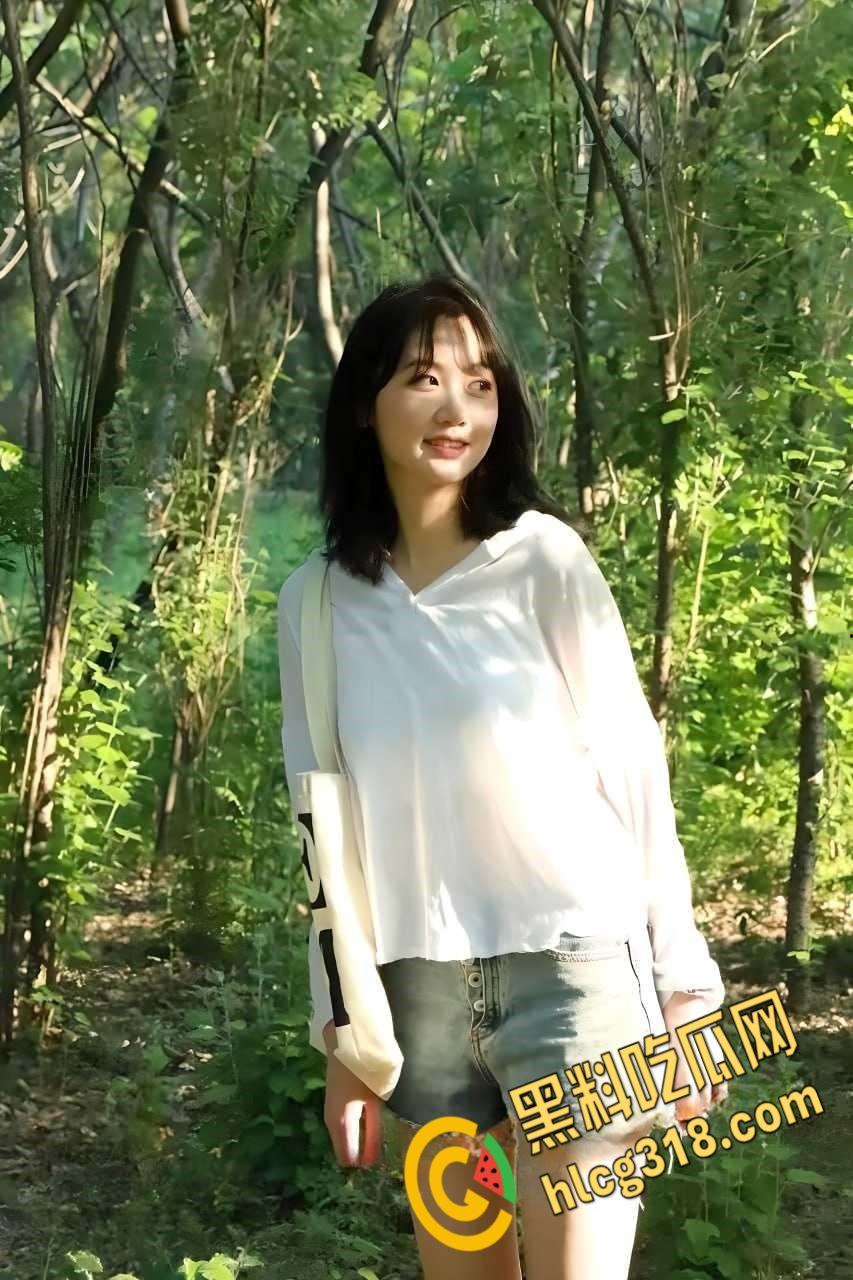 酒吧约炮高颜值嫩妹，竟是高中校友，连体开档黑丝害羞的用手挡，回家路上车震口爆！-2