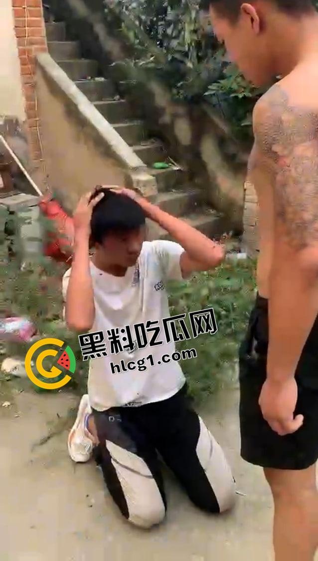 抖音快手热榜！河南南阳持刀霸凌原视频 一群纹身精神小伙持刀围殴 小伙子要被打得神志不清了-7