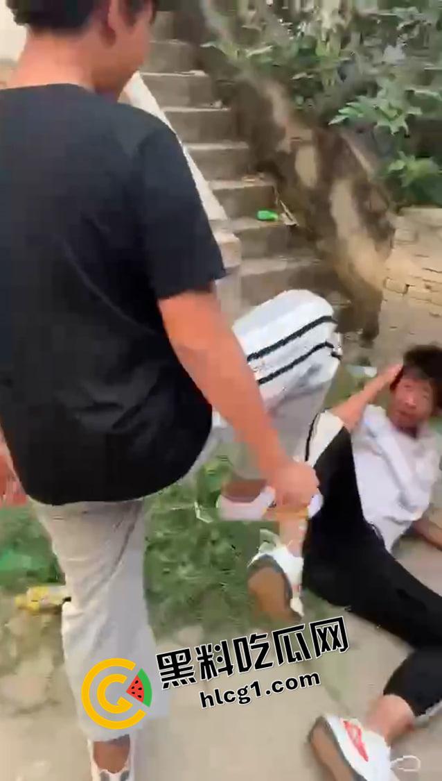 抖音快手热榜！河南南阳持刀霸凌原视频 一群纹身精神小伙持刀围殴 小伙子要被打得神志不清了-8