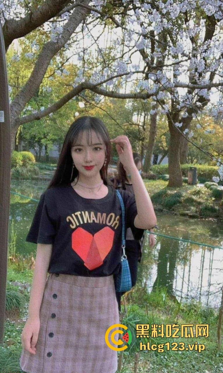 盐城师范大学校花高晓海露脸泄密！斯文眼镜男征服女神，镜前口交激情全记录！-4