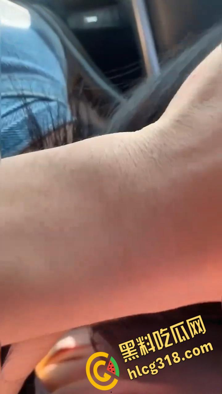 酒吧约炮高颜值嫩妹，竟是高中校友，连体开档黑丝害羞的用手挡，回家路上车震口爆！-8