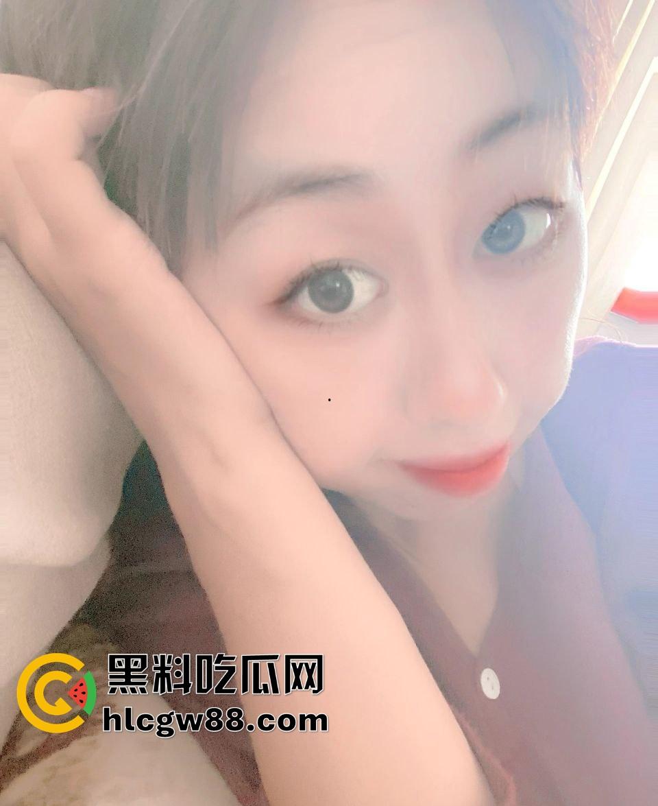 青岛老婊子【秦丽丽】偷汉子操翻天，背着老公让别人开发屁眼玩法，老娘们儿三洞爽到爆！-3