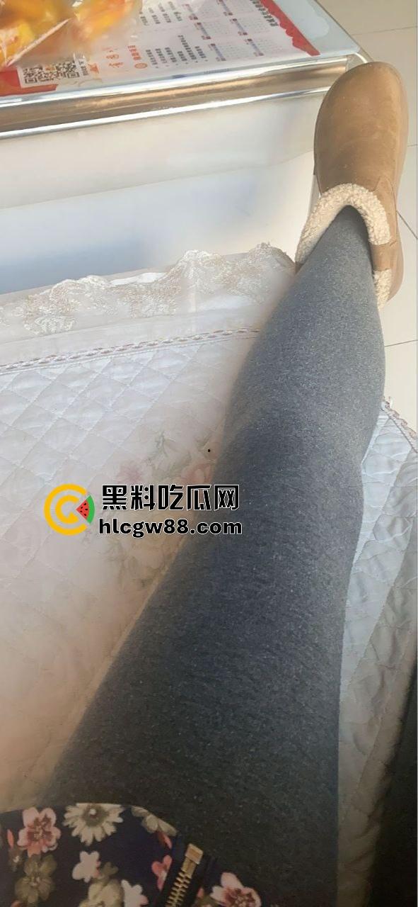 青岛老婊子【秦丽丽】偷汉子操翻天，背着老公让别人开发屁眼玩法，老娘们儿三洞爽到爆！-5