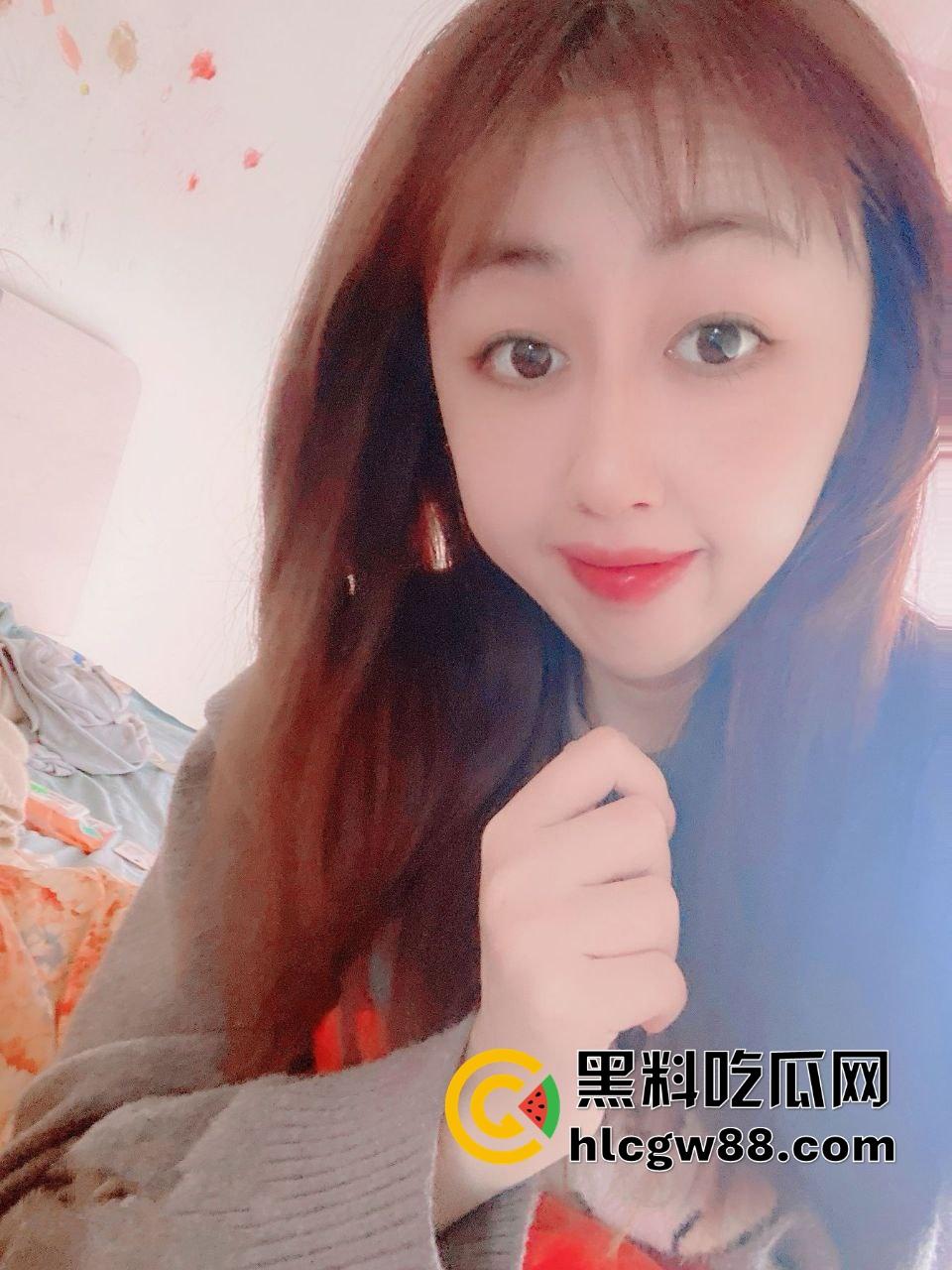 青岛老婊子【秦丽丽】偷汉子操翻天，背着老公让别人开发屁眼玩法，老娘们儿三洞爽到爆！-6