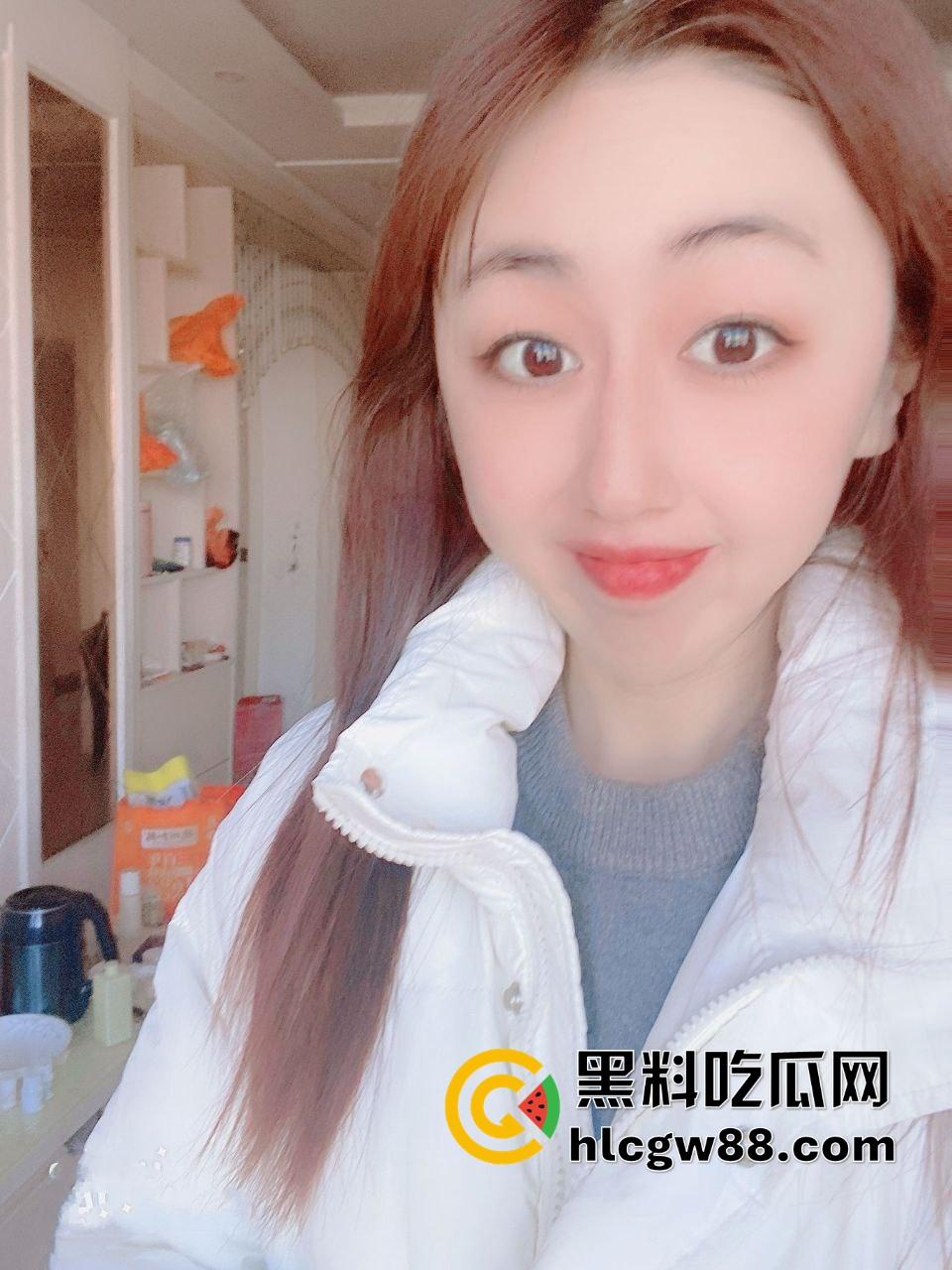 青岛老婊子【秦丽丽】偷汉子操翻天，背着老公让别人开发屁眼玩法，老娘们儿三洞爽到爆！-7
