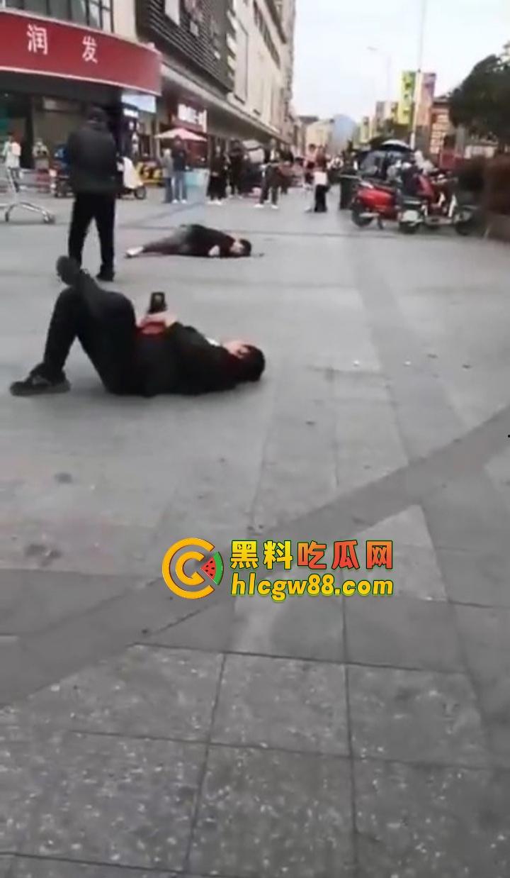 浙江绍兴大润发门口血案惊现，大唐街头持刀狂砍，多人倒地不起，随机连杀四人场面太他妈狠了！-9