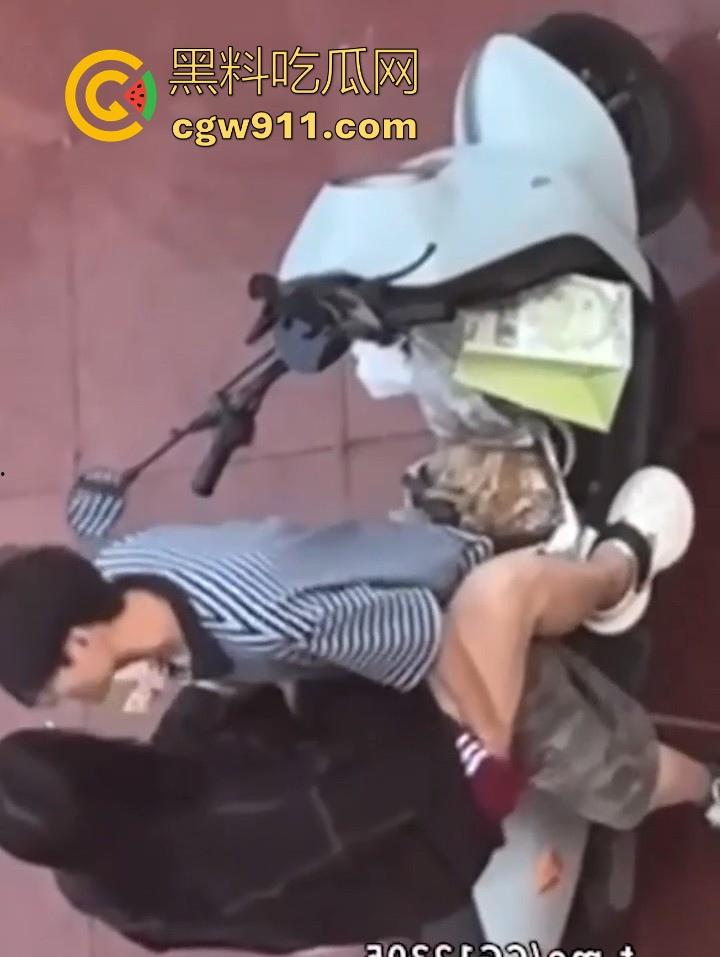 海南科技职业大学小情侣电车调情，各种接吻揉胸车震，被同学偷拍挂网遭校方警告处分！-6