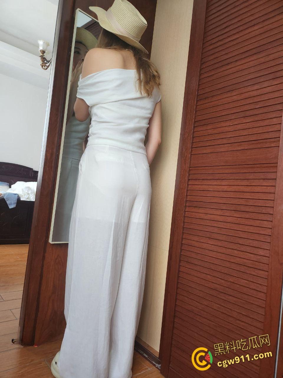 推特调教人妻大神【xiaoxin064】，约炮32岁韵味少妇，把少妇当成母狗边旅游边操，无套内射黑丝翘臀 !-1