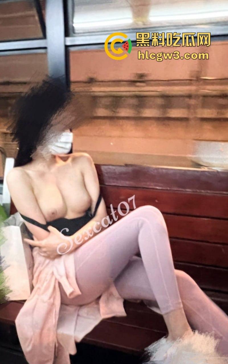 OF绿帽圈爆火的骚妻【性感的猫】私拍流出！福利级换妻淫乱，线下约单男，全程母狗式狂浪！-14