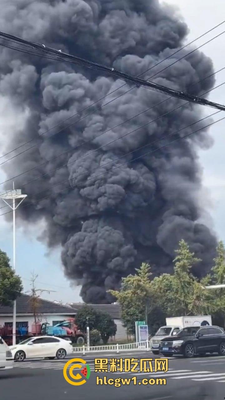 江苏常州易化工厂油罐爆炸 现场员工大面积烧伤 场面骇人 现场视频曝光皮都烧掉了-4