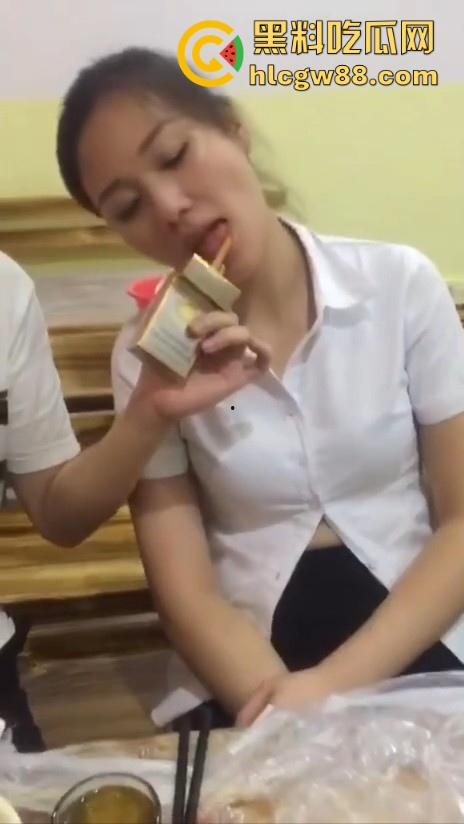 湖南极品骚货人妻【李洋洋】酒桌舔舐香烟勾引酒友，饭后直接亲自酒店展示，无与伦比的口交技术-1