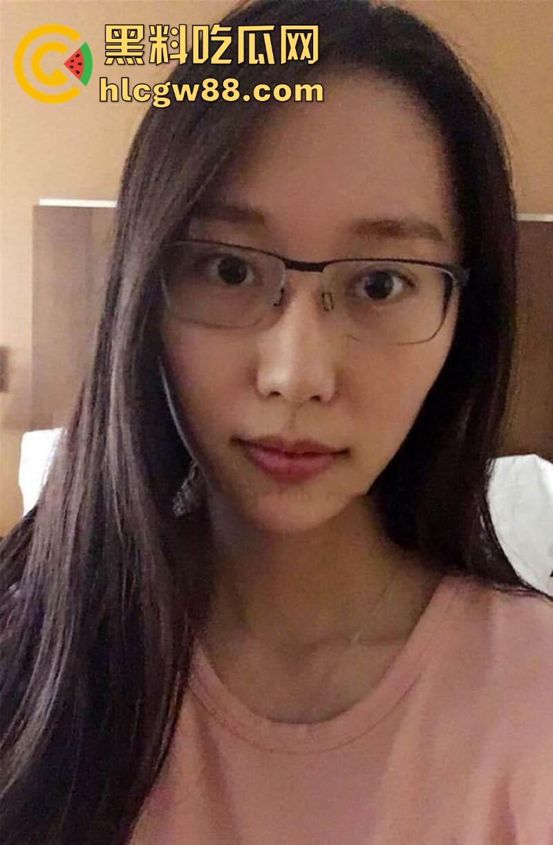 湖南极品骚货人妻【李洋洋】酒桌舔舐香烟勾引酒友，饭后直接亲自酒店展示，无与伦比的口交技术-3