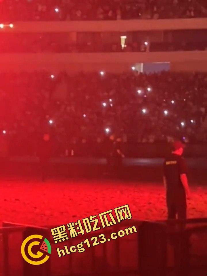 侃爷海口演唱会引爆全场！潮人汇聚齐喊Fuck adidas，Rapper孩子王化身灵长类猴子拥抱侃爷！-5