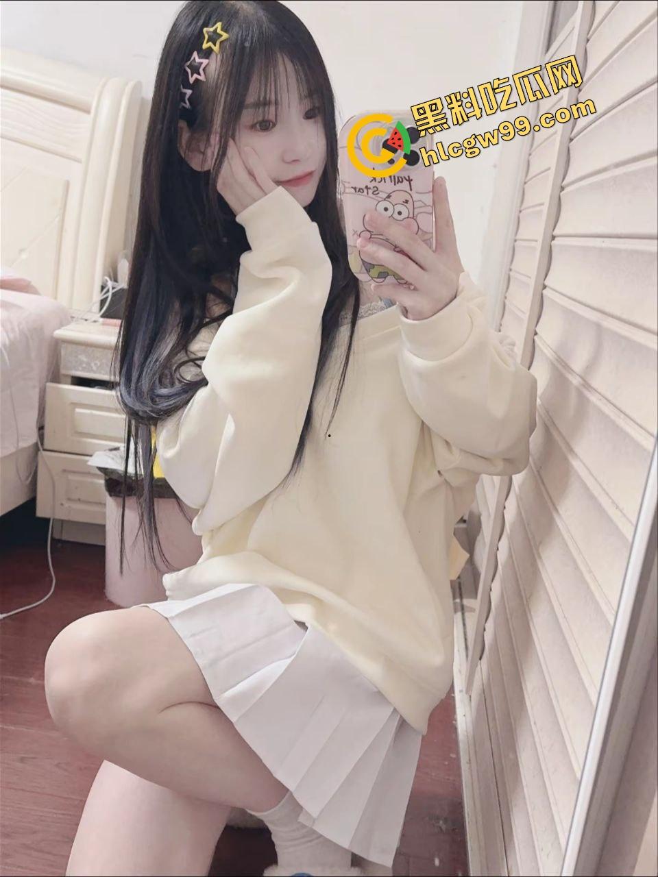 湖北艺术职业学院苗条嫩妹【张蓉】卫生间发骚自拍露奶诱惑，上小便拉尿淫荡私拍！独家曝光流出！-4