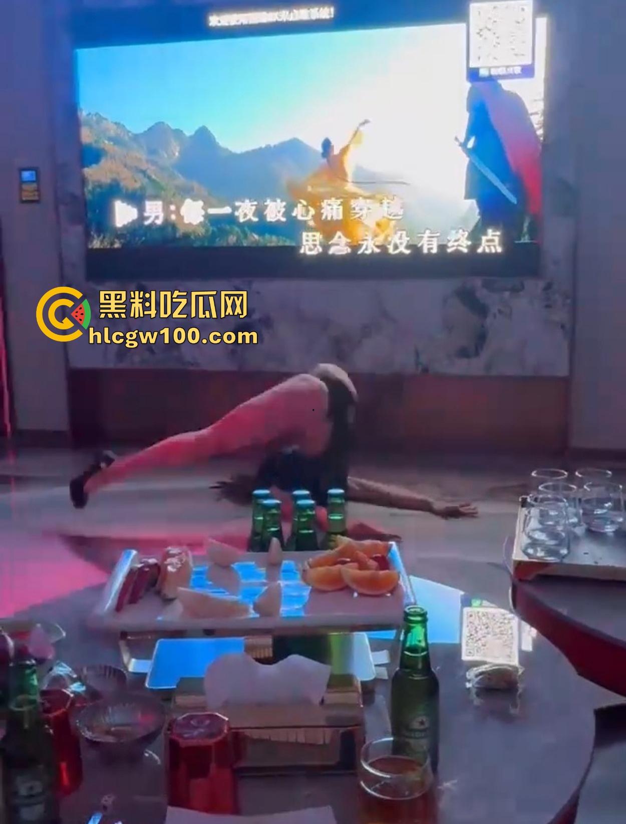 KTV现在都这么高端得吗 边唱歌边喝酒边看兔女郎陪酒女在包厢内扭腰跳骚舞，真是一种享受！-11