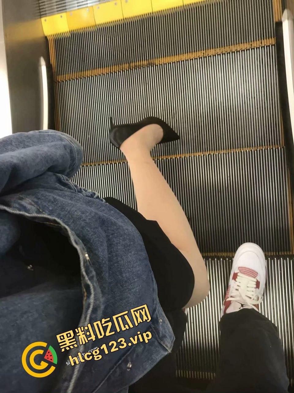 公车私用！江苏大学校花林雅成金主的私人母狗！丝袜套头调教，白嫩玉足让人忍不住想舔！-4