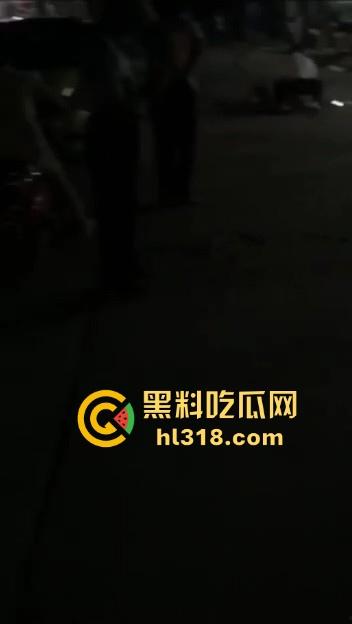 江西樟树精神小伙大火拼！多名男子发生争吵后持刀斗殴，男子被砍到脖子血流一地，真猛啊！-7