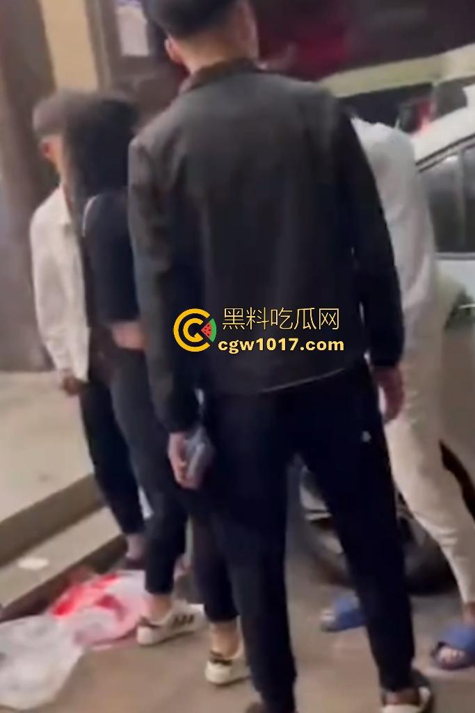 东北吉林豪横精神小伙小妹拳打脚踢白衣男，满嘴“打你咋地打你咋滴”，谁让白衣男欺负别人媳妇呢，找打！-6