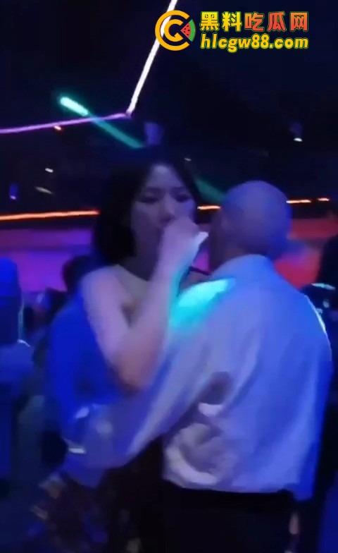 你大爷还是你大爷，退休不跳广场舞，直接拿退休金冲妹子，享受生活才是硬道理！-2