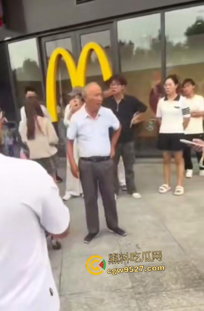 河北麦当劳门口集美发癫，对着大爷拍照，大爷拉了一把说别拍我，然后坐地上撒波打滚，真是泼妇啊！-5