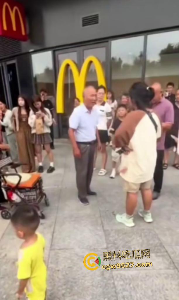 河北麦当劳门口集美发癫，对着大爷拍照，大爷拉了一把说别拍我，然后坐地上撒波打滚，真是泼妇啊！-7