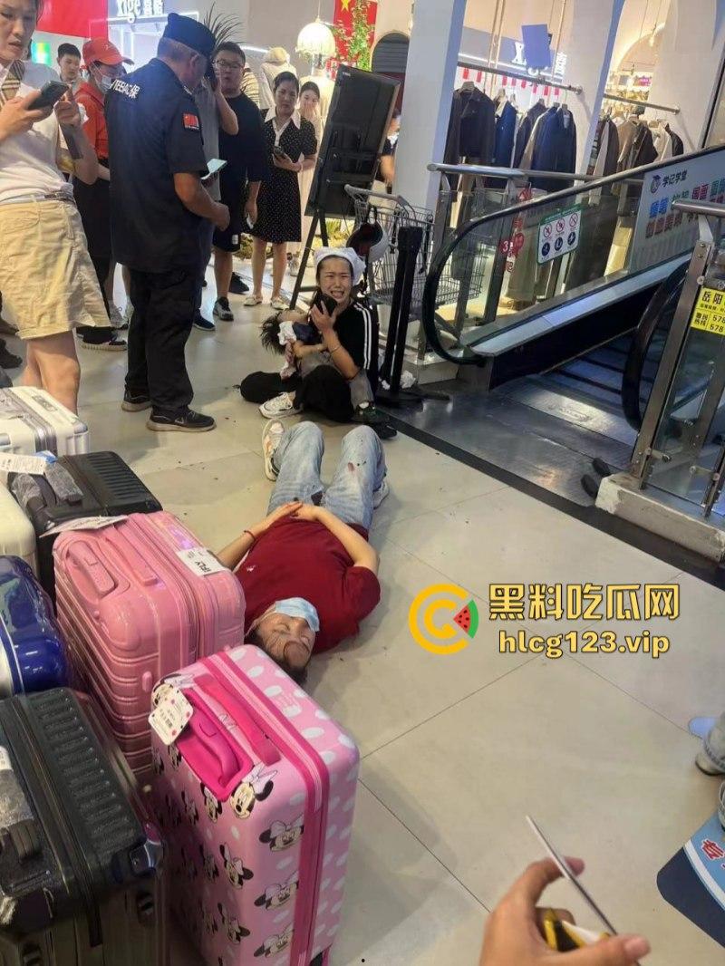 “古有双枪老太婆 现有双刀老太公”上海松江区庙前街沃尔玛商城发生随机砍人事件！目击第一现场！-5