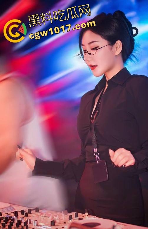 广州夜店女DJ真空打碟！不穿内裤上阵，边打碟边流淫水，收场时还随机挑选忠实听众酒店啪啪，难怪这么酒吧求着她去！-6