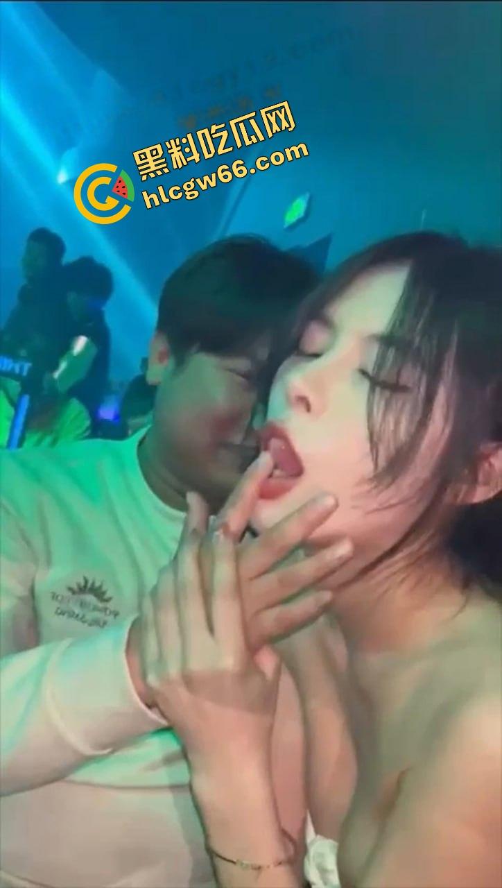 这才是男人该去的酒吧，骚舞女小妹当场撩胖子，白衣女神骑腿上嗦手指，老哥现场裤裆顶起火箭头！-13