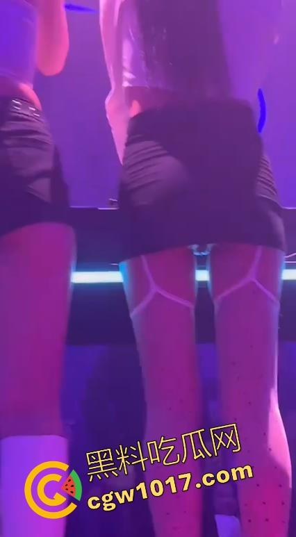 广州夜店女DJ真空打碟！不穿内裤上阵，边打碟边流淫水，收场时还随机挑选忠实听众酒店啪啪，难怪这么酒吧求着她去！-10