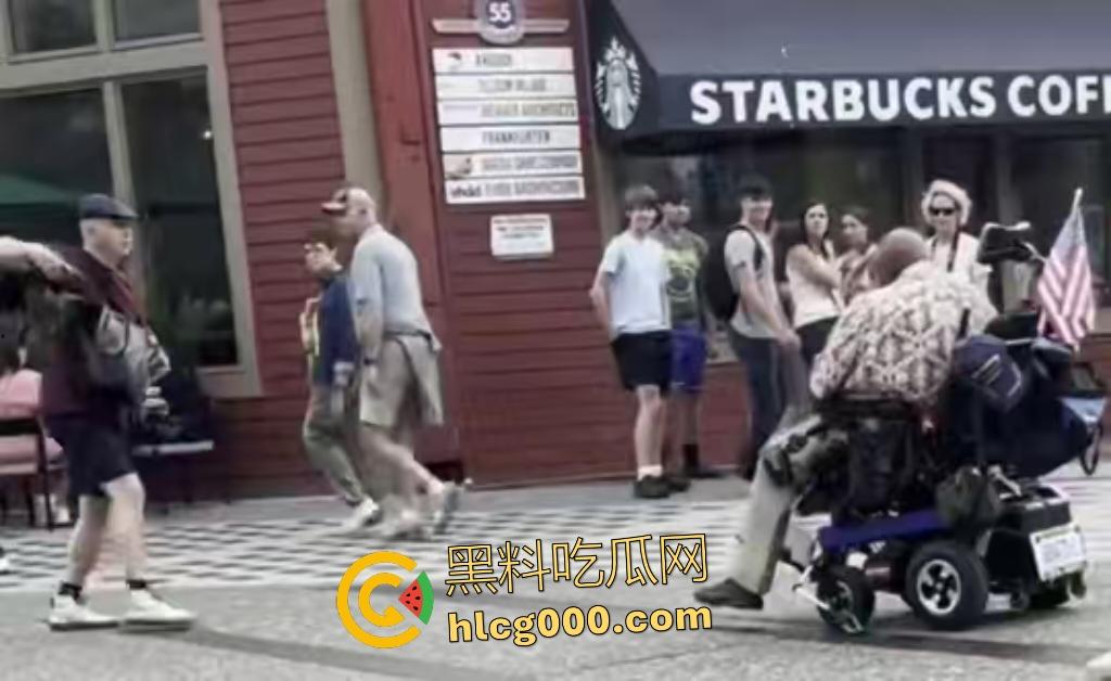 西雅图街头轮椅男持刀挑衅，谁料对方竟有手枪，直接被突突，血溅阿拉斯加路！-2