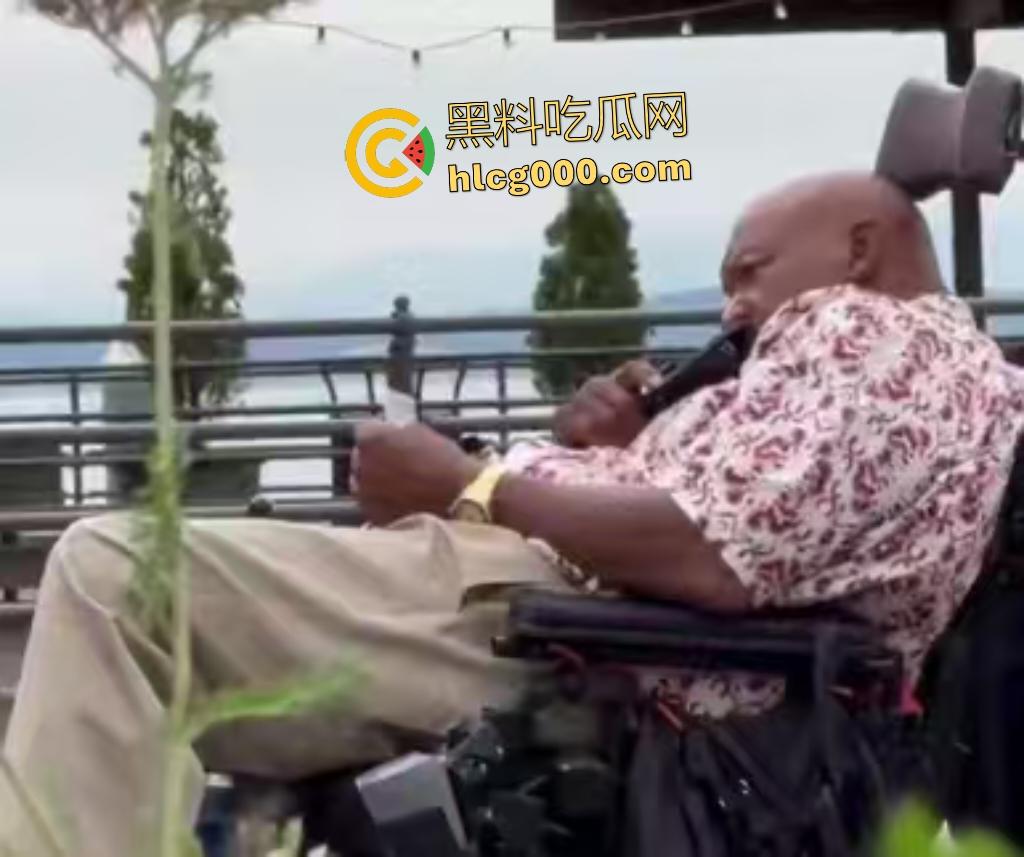 西雅图街头轮椅男持刀挑衅，谁料对方竟有手枪，直接被突突，血溅阿拉斯加路！-8