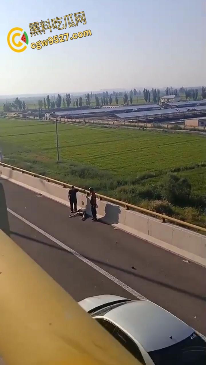 骑行作死实录，俩傻帽高架逆袭大货，人车飞天爆浆，司机溜号变逃逸，裤衩赔穿还敢骑？-9