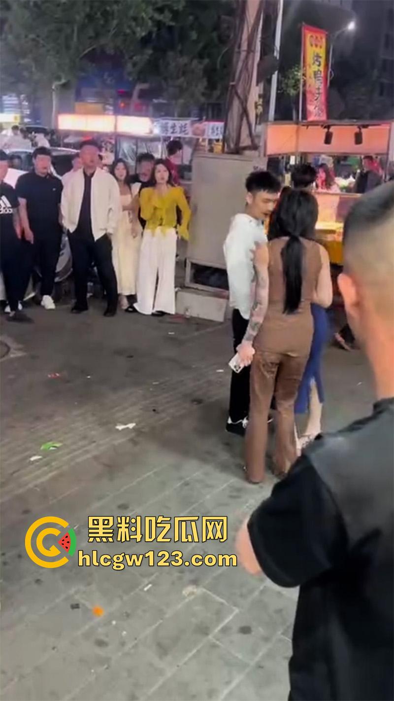 河南街拍女人打架，俩连衣裙性感闺蜜骚鸡，因客人大打出手，当街殴打对骂一群男人围观-7