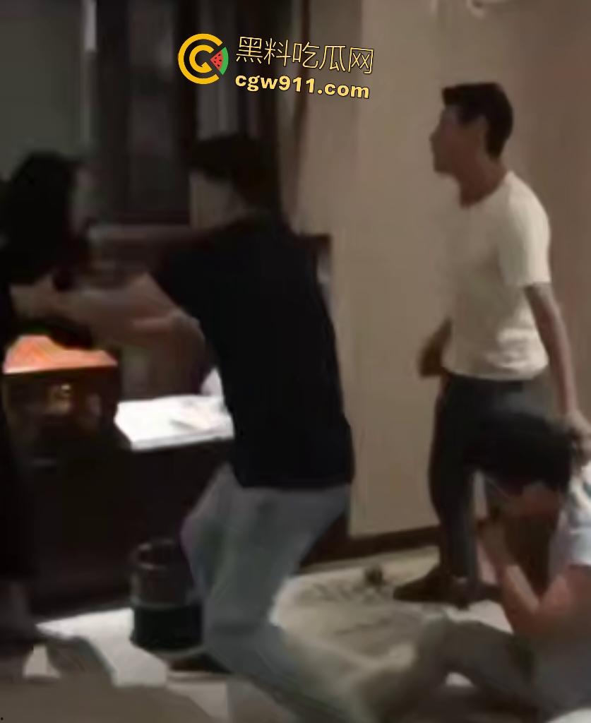 外卖小哥神助攻抓奸名场面！人妻偷情被老公突袭，嘴硬想跑被按住狂扇巴掌，小三被打到满地求饶！-5