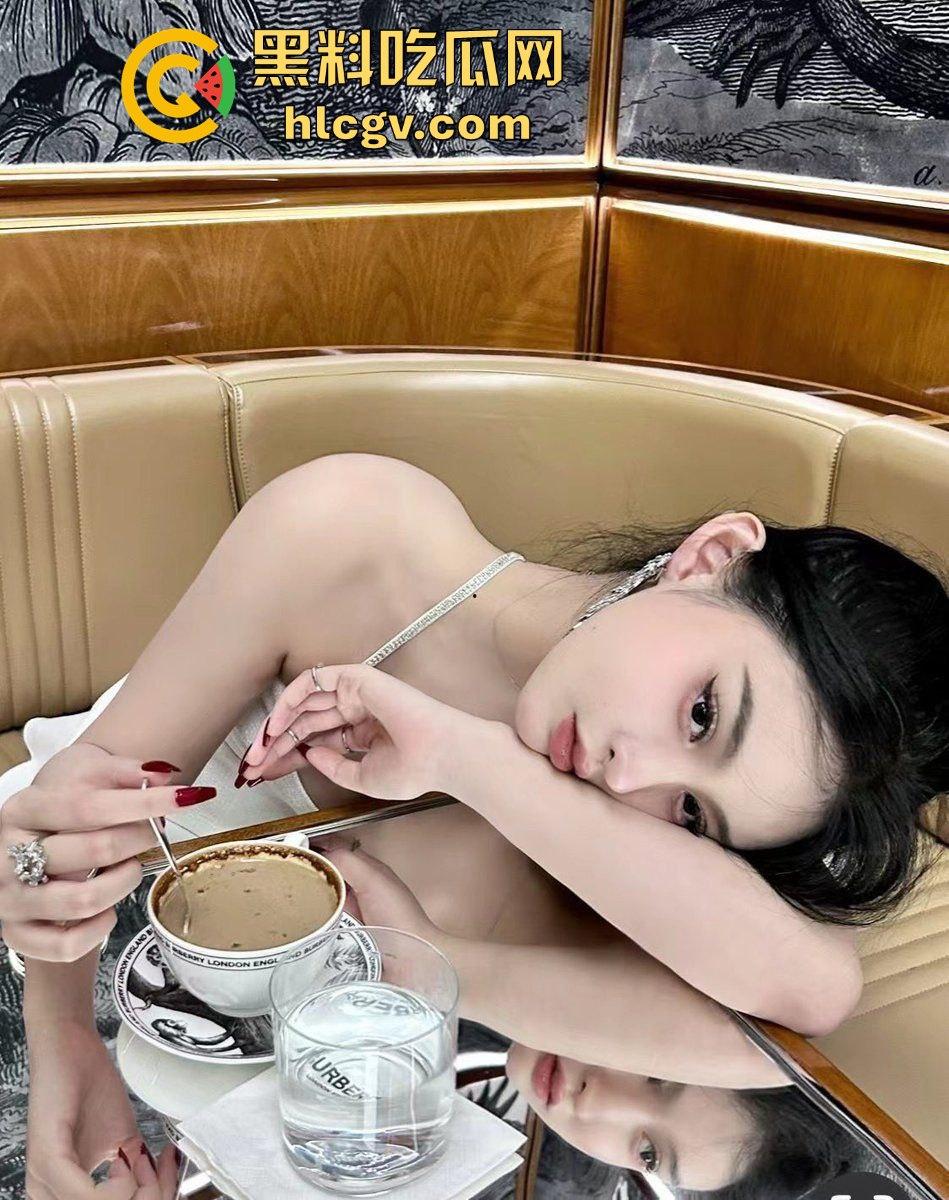 上海高颜值外围女【sweet】白天露出晚上拼床！一份钱挣两份，兄弟们快来品品细糠！-1