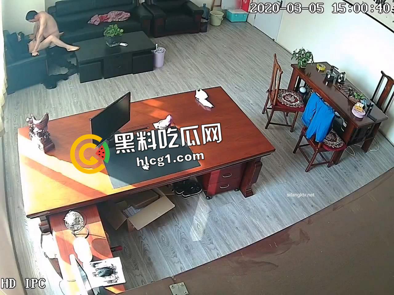 河北妇女主任办公室偷情忘关监控 风骚少妇被按在沙发上爆操 日以继夜偷情 最全版本视频流出-4