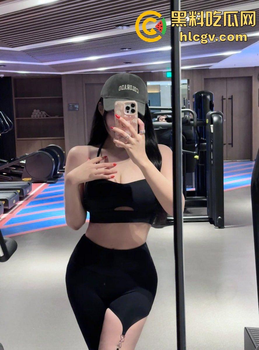 上海高颜值外围女【sweet】白天露出晚上拼床！一份钱挣两份，兄弟们快来品品细糠！-10